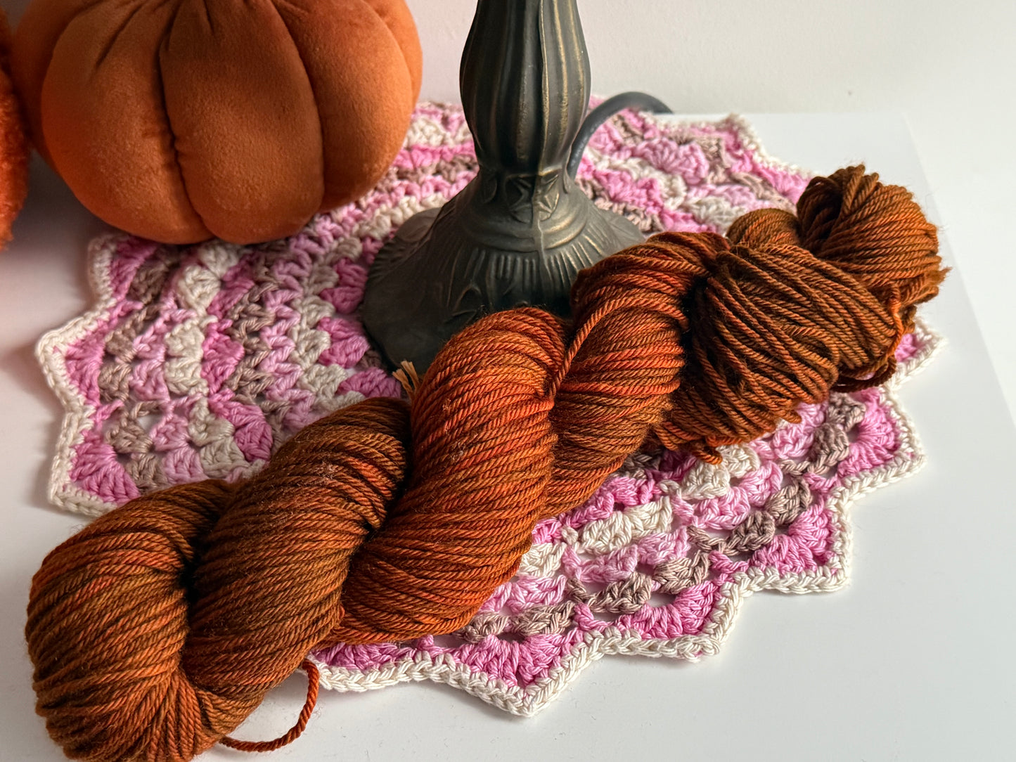 DK 100g 75% superwash Merino, 25% nylon